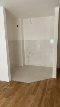 Unfurnished kitchen niche with installed wall tiles. - image 3