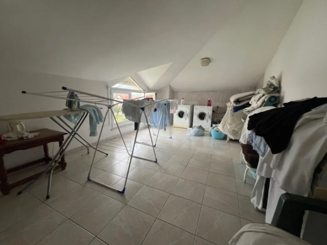 Izdavanje, kuća, 350m², Zlatica, Podgorica