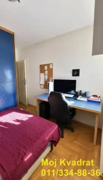 Dečja soba opremljena krevetom, radnim stolom i garderoberom. - image 6