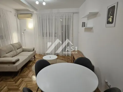 Dnevna soba sa garniturom za sedenje i trpezarijskim stolom. - image 10