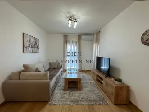 Izdavanje, jednosoban stan, 46m², City Kvart, Podgorica - image 1