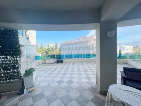 Izdavanje, dvosoban stan, 80m², Centar, Podgorica - image 10