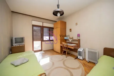 Spavaća soba sa dva kreveta, radnim stolom i ormarom. - image 7