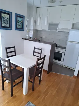 Svijetla kuhinja sa trpezarijskim stolom i stolicama. - image 16