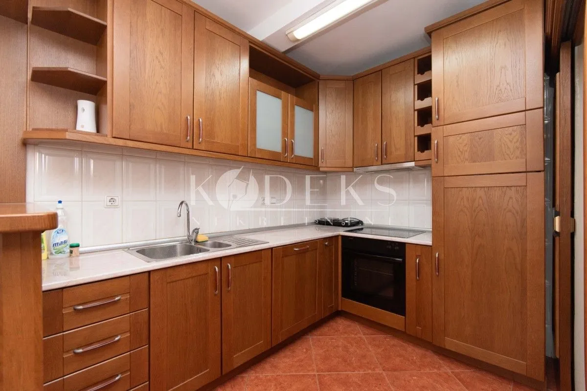 Izdavanje, dvosoban stan, 75m², Stara Varoš, Podgorica