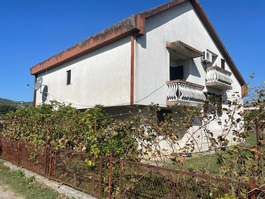 Prodaja, kuća, 280m², Farmaci, Podgorica