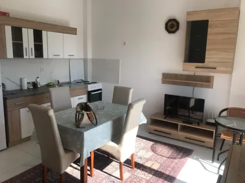 Izdavanje, dvosoban stan, 50m², Budva, Crna Gora