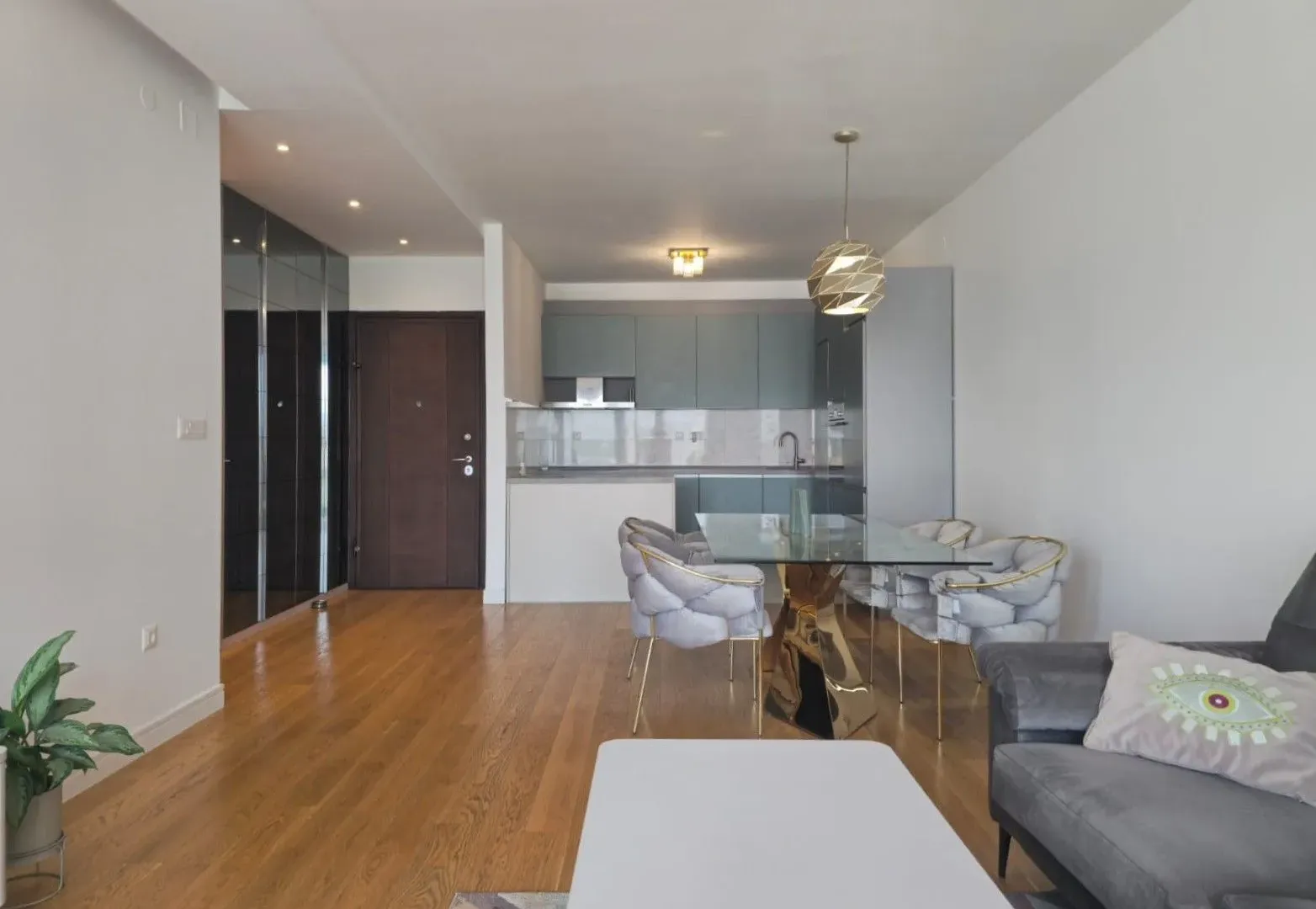Izdavanje, trosoban stan, 107m², Kruševac, Podgorica