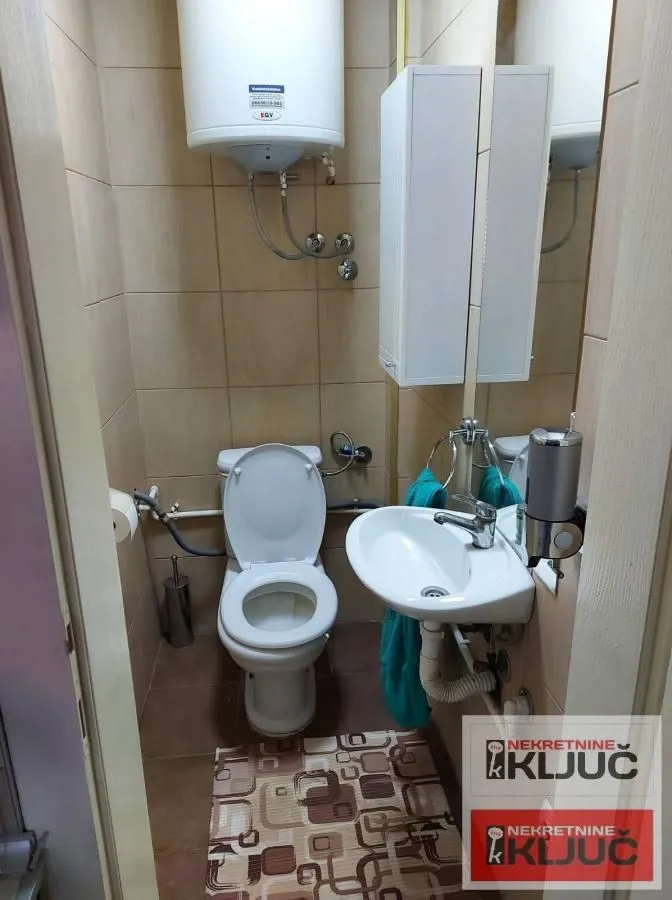 Manje kupatilo sa toaletom, umivaonikom i bojlerom.