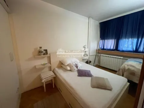 Spavaća soba sa krevetom i prozorom. - image 4