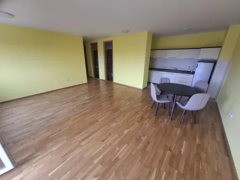 Prostrana dnevna soba sa trpezarijom i kuhinjom u uglu. - image 3