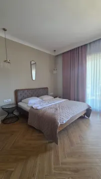 Moderna spavaća soba sa bračnim krevetom i parketom. - image 7