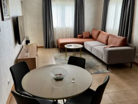 Izdavanje, jednosoban stan, 68m², Bečići, Budva