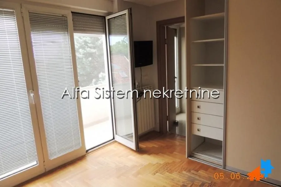 Room with a built-in wardrobe and access to the terrace.