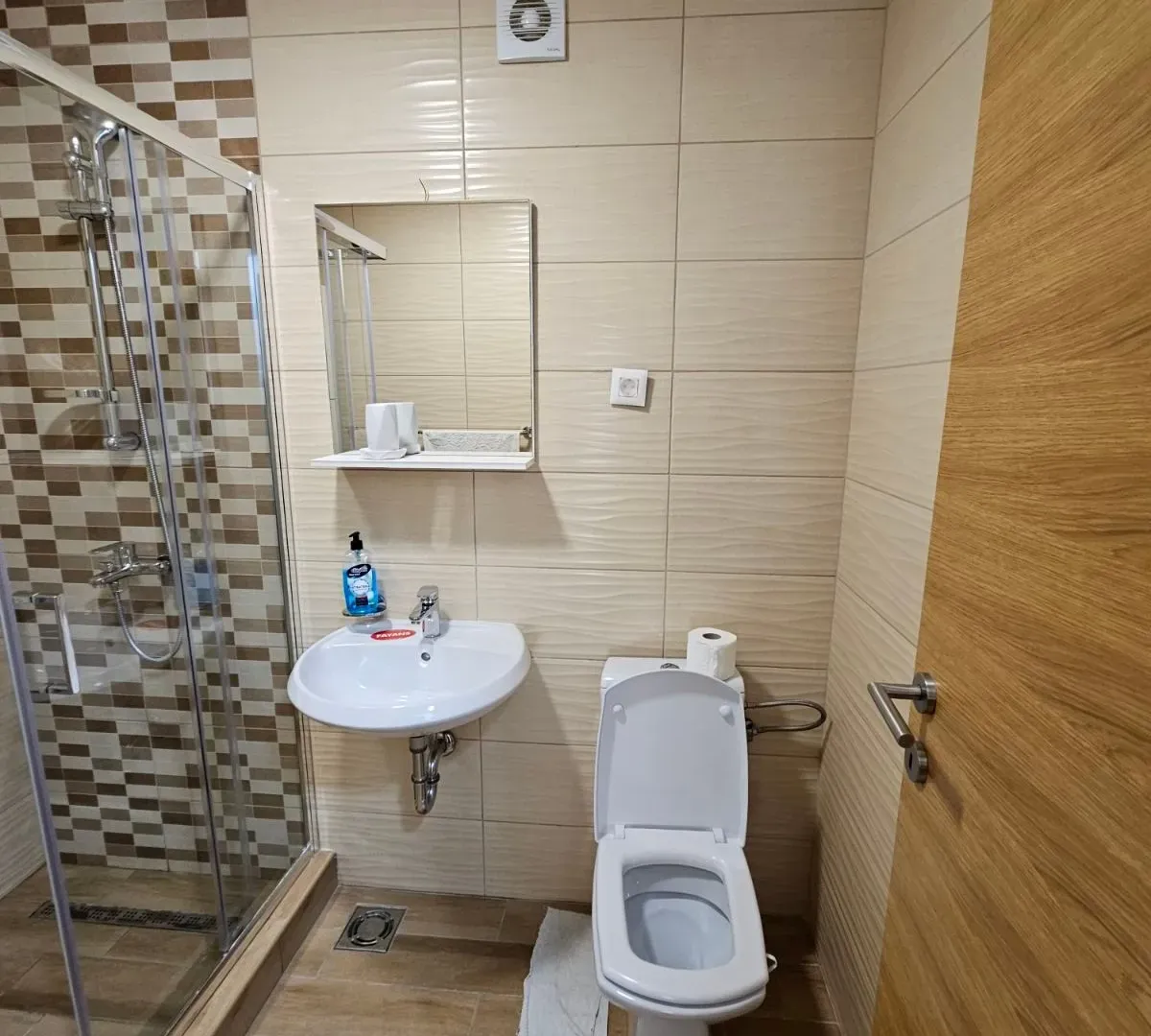 Izdavanje, trosoban stan, 78m², Dubovica, Budva