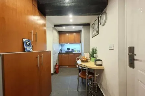 Manja kuhinja sa drvenim elementima i malim stolom za ručavanje. - image 3