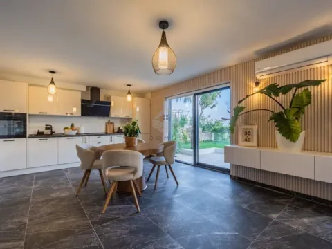 Izdavanje, kuća, 300m², Budva, Crna Gora - image 16