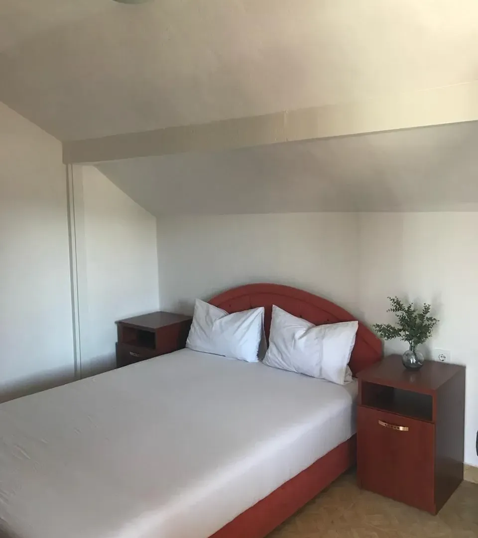 Izdavanje, kuća, 40m², Tološi, Podgorica