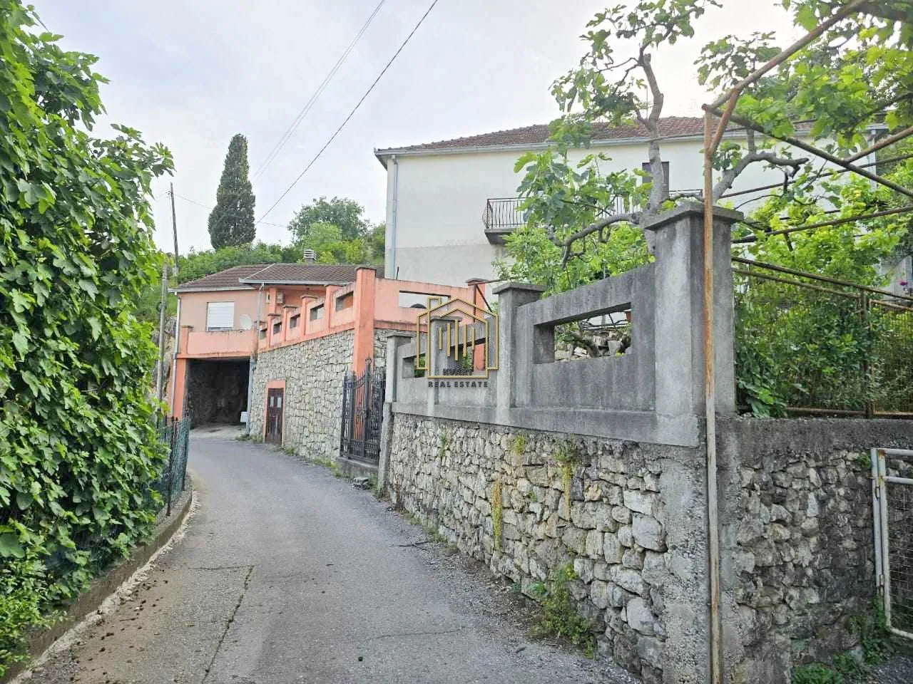 Sale, house, 240m², Momišići, Podgorica