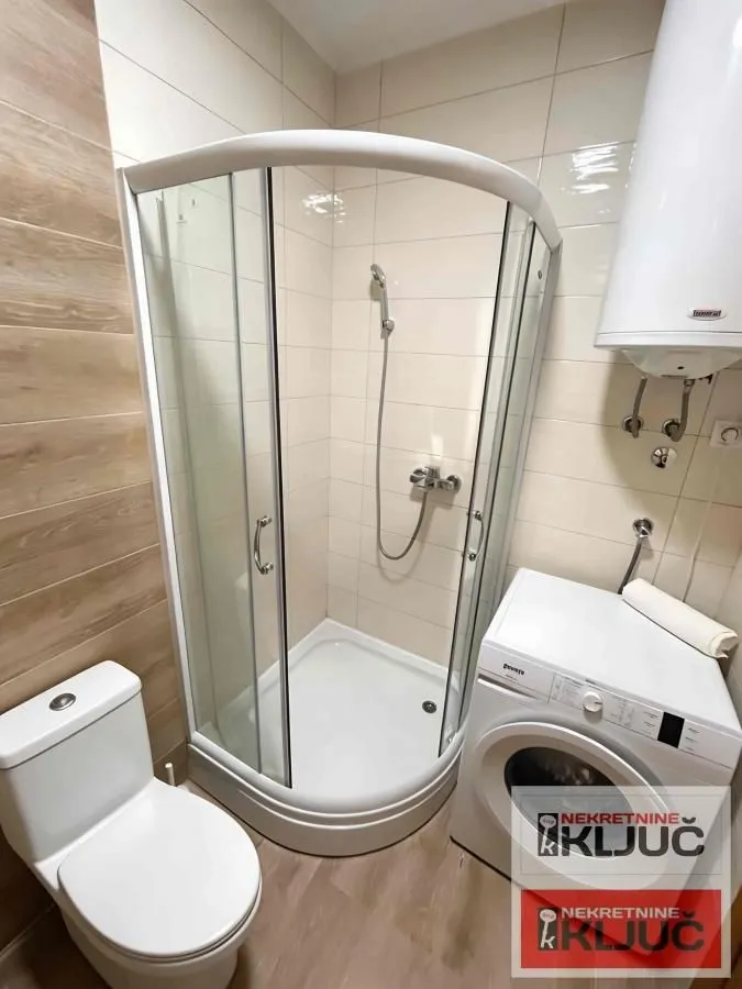 Izdavanje, dvosoban stan, 40m², Centar, Novi Sad