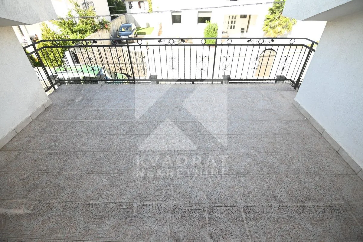 Rent, house, 400m², Zlatica, Podgorica