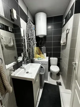 Manje kupatilo sa umivaonikom, WC šoljom, veš mašinom i bojlerom. - image 8