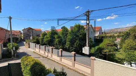 Pogled iz objekta na okolne kuće, ulicu i zelenilo. - image 10