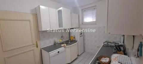 Manja kuhinja sa belim elementima, sudoperom i ugradnim uređajima. - image 7