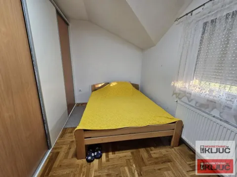 Manja spavaća soba sa krevetom, drvenim podom i ugradnim plakarom. - image 11