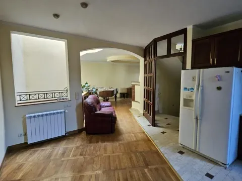 Izdavanje, kuća, 343m², Slavujev Venac, Zvezdara Sve Podlokacije - image 4