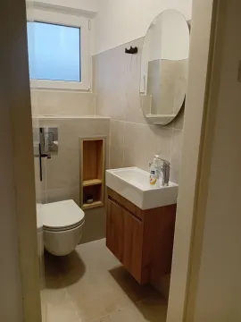 Manje moderno opremljeno kupatilo sa umivaonikom i toaletom. - image 9