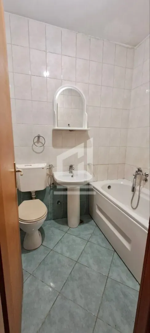 Kupatilo opremljeno kadom, umivaonikom i toaletom.