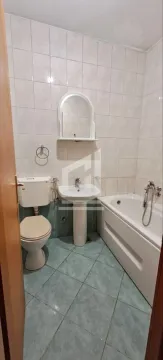 Kupatilo opremljeno kadom, umivaonikom i toaletom. - image 8