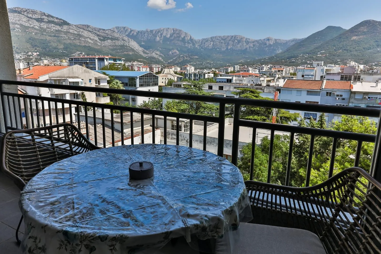 Rent, one bedroom apartment, 53m², Centar, Bar