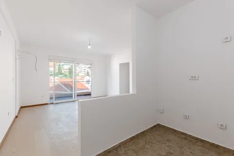 Prazna neopremljena prostorija u novogradnji sa bijelim zidovima i izlazom na terasu. - image 7