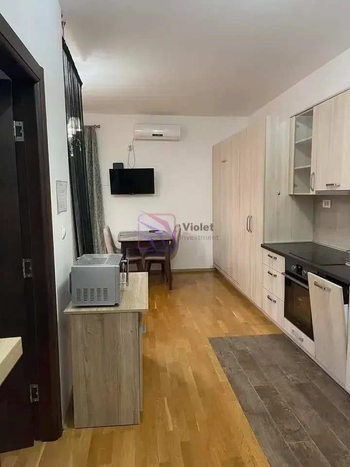 Kuhinja sa trpezarijom i ugradnim elementima.