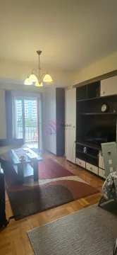 Dnevna soba sa garniturom, TV policom i izlazom na terasu. - image 2