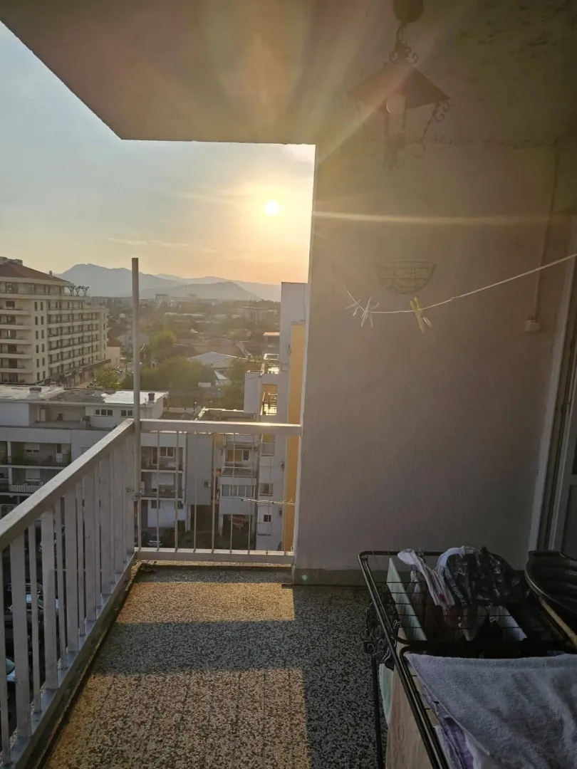 Terasa sa pogledom na grad tokom zalaska sunca.