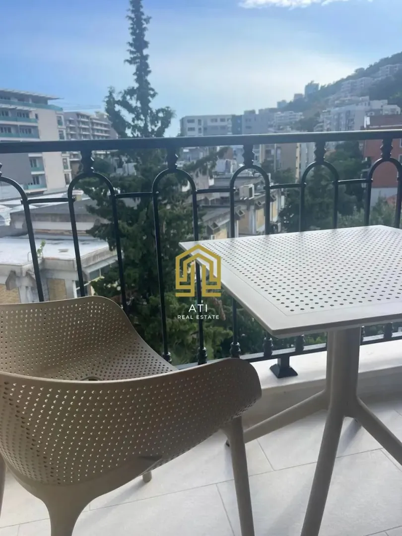 Furnished terrace with a table and chairs and a city view.