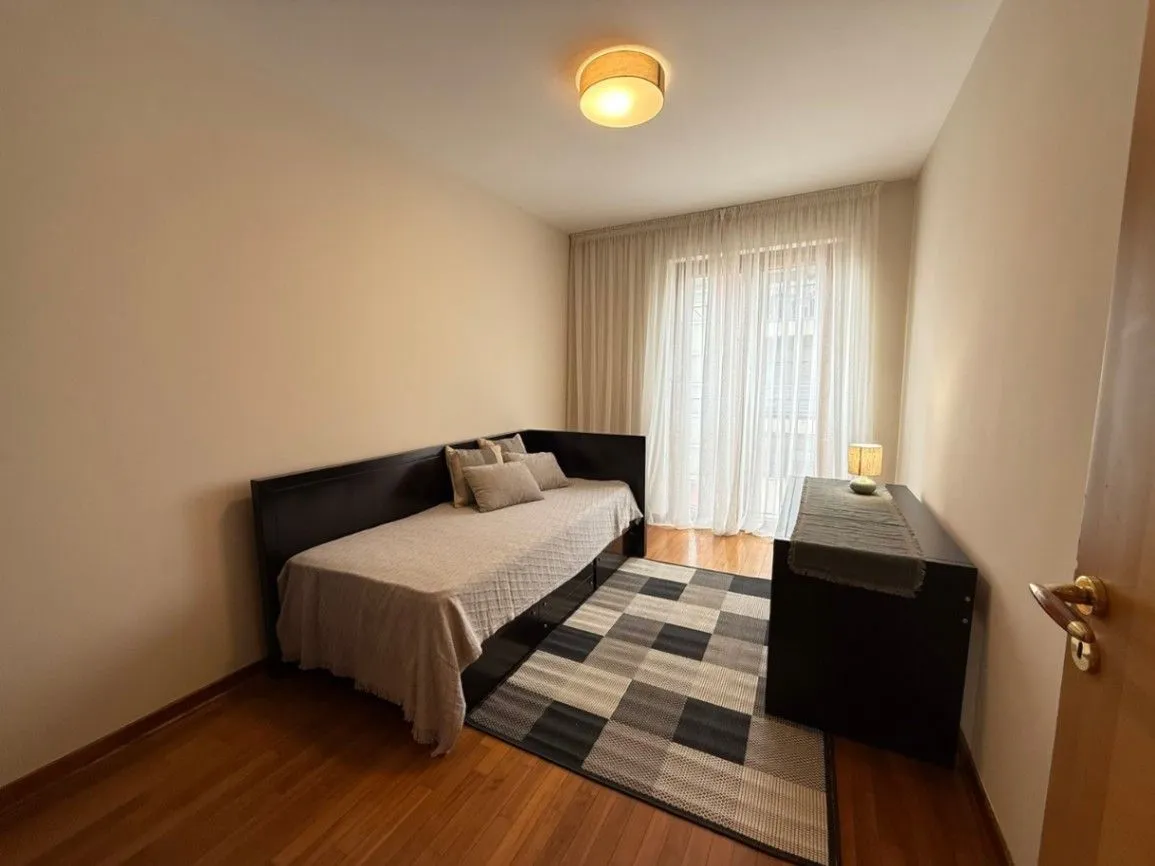 Izdavanje, četvorosoban stan, 200m², Gorica C, Podgorica