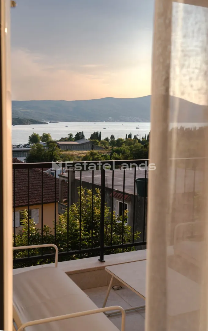 Pogled na more sa terase opremljene baštenskim namještajem.