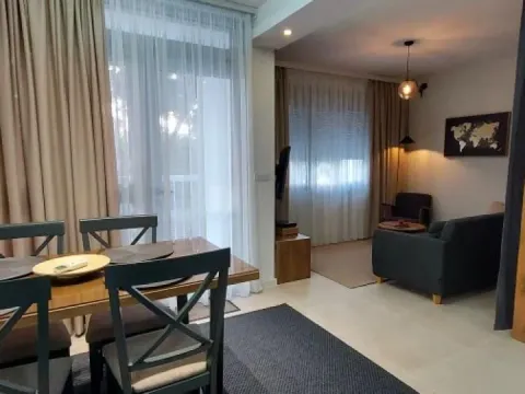 Izdavanje, jednosoban stan, 40m², Tivat, Crna Gora