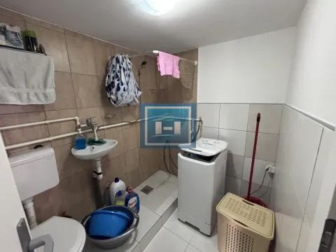 Kupatilo opremljeno sanitarijama i veš mašinom. - image 18