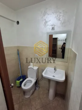 Smaller bathroom with sanitary ware and a mirror. - image 5