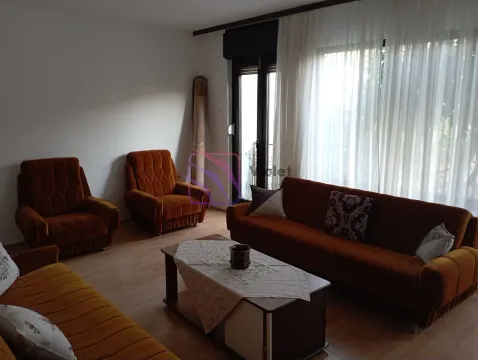 Dnevna soba sa garniturom za sjedenje i velikim prozorom. - image 4