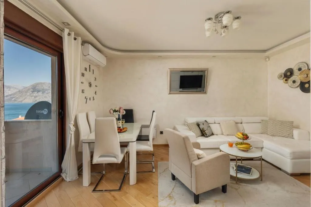 Izdavanje, dvosoban stan, 57m², Dobrota, Kotor
