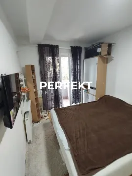 Nameštena spavaća soba sa bračnim krevetom i izlazom na terasu. - image 12