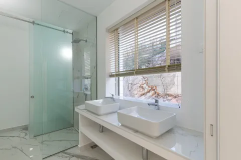 Moderne kupatilo sa duplim umivaonikom i staklenom tuš kabinom. - image 13