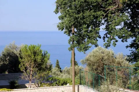 Prelijep pogled na more iz dvorišta okruženog mediteranskim rastinjem. - image 12