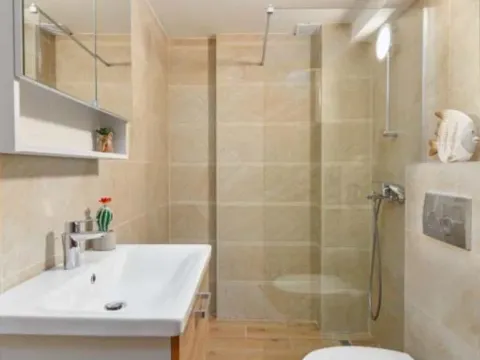 Izdavanje, jednosoban stan, 50m², Centar, Tivat - image 10